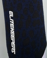 Vista lateral de los guantes Elitekeepers EK Venom con tejido elástico y transpirable Vista lateral de los guantes Elitekeepers EK Venom con tejido elástico y transpirable