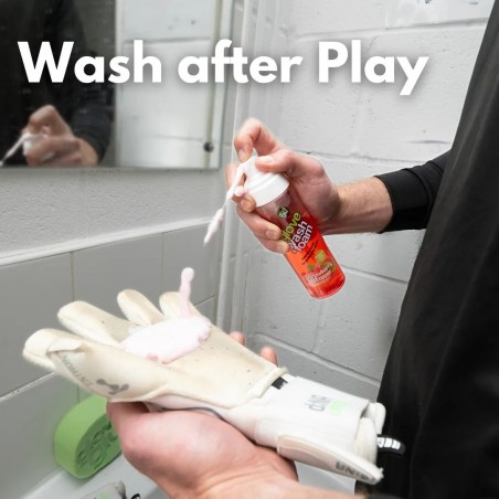 Cómo usar Glove Wash & Foam Strawberry Stopper para limpiar guantes de portero
