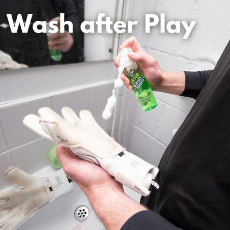 Cómo usar Glove Wash & Foam Peppermint Parry para limpiar guantes de portero después de entrenar