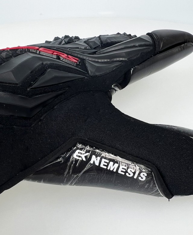 EK Némesis Gloves Olympus Series – side detail with model name EK Némesis Gloves Olympus Series – side detail with model name