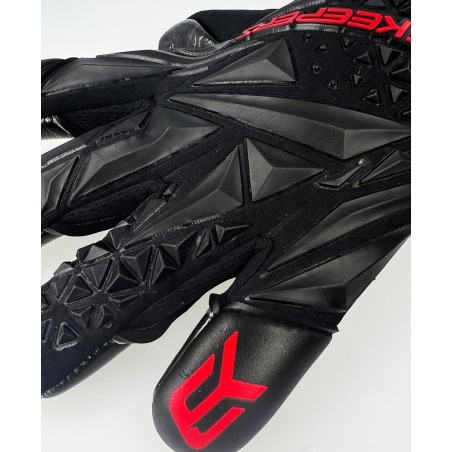 Elitekeepers EK Némesis Goalkeeper Gloves detail – hybrid cut and aggressive design