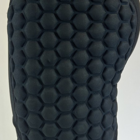 Close-up of the honeycomb-shaped 8 mm EVA padding for enhanced flexibility and protection.
