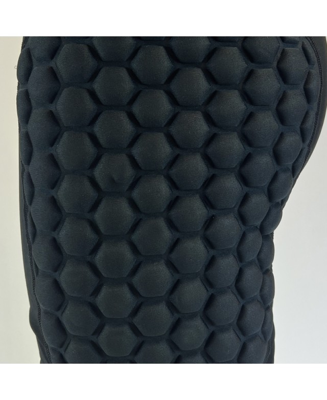 Close-up of the honeycomb-shaped 8 mm EVA padding for enhanced flexibility and protection. Close-up of the honeycomb-shaped 8 mm EVA padding for enhanced flexibility and protection.