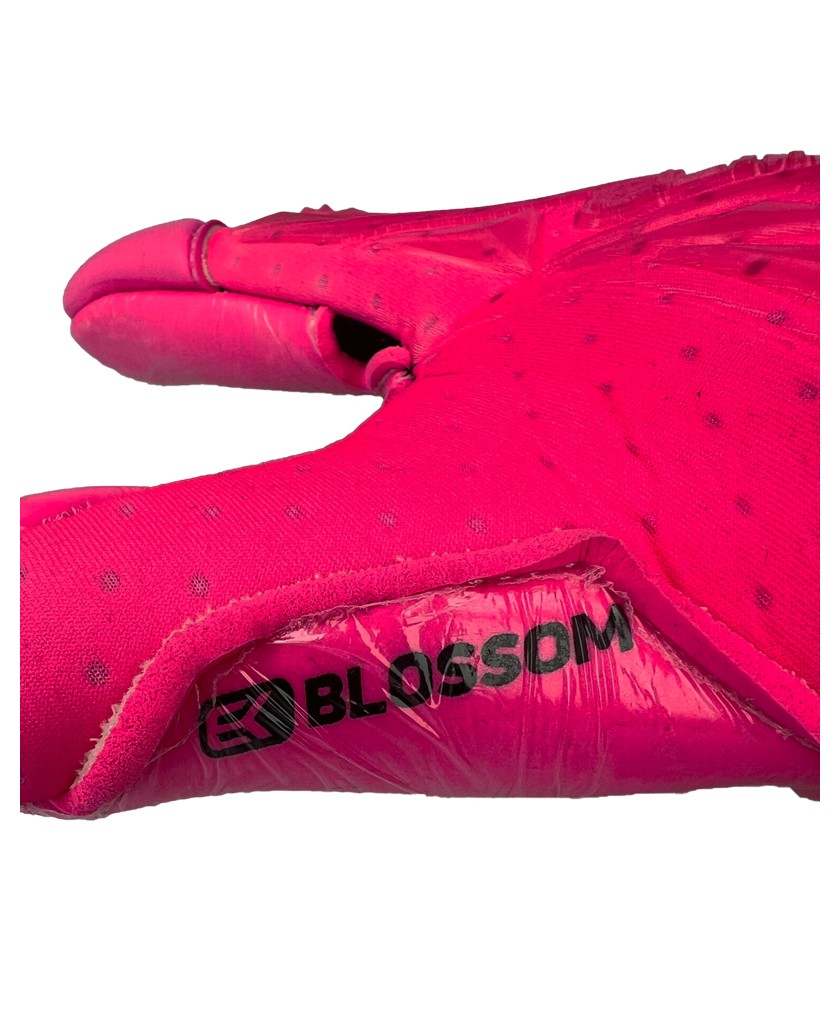 Detalle lateral con el logo Elitekeepers en el modelo EK BLOSSOM.