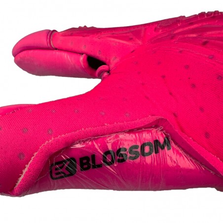 Detalle lateral con el logo Elitekeepers en el modelo EK BLOSSOM.