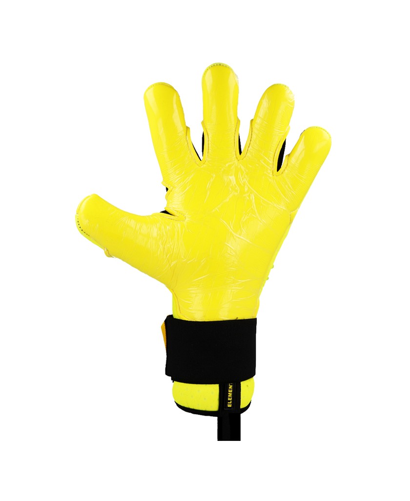 Double-wrap wrist strap of the EK LIGHTNING with a secure, firm fit.