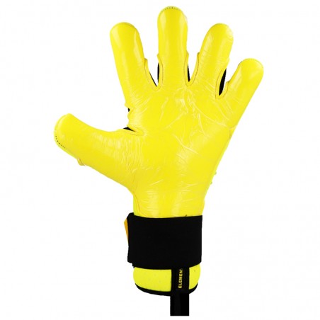 Double-wrap wrist strap of the EK LIGHTNING with a secure, firm fit.