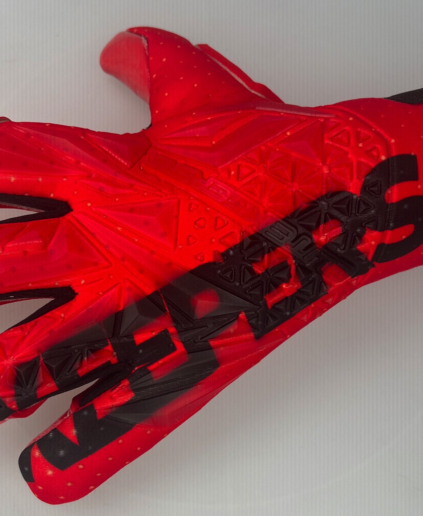 Double-wrap wrist strap of the EK INFERNO with adjustable elastic closure.