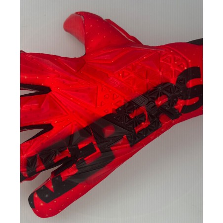 Double-wrap wrist strap of the EK INFERNO with adjustable elastic closure.