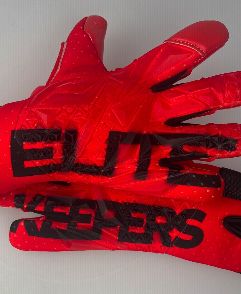 Detalle del tirador del EK INFERNO con el nombre del modelo.