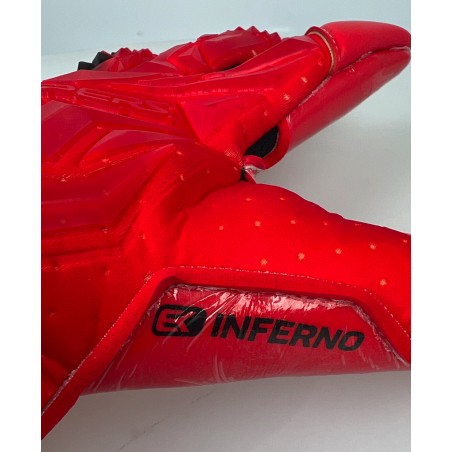 Detalle del tirador del EK INFERNO con el nombre del modelo.