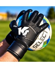 KEEPERsport Pro Rise NC Resist goalkeeper gloves for artificial turf in use