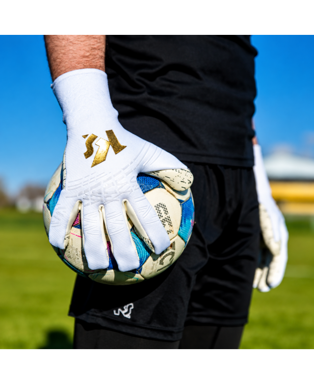 KEEPERsport Hero Elite Power guantes de portero híbridos blocando el balón