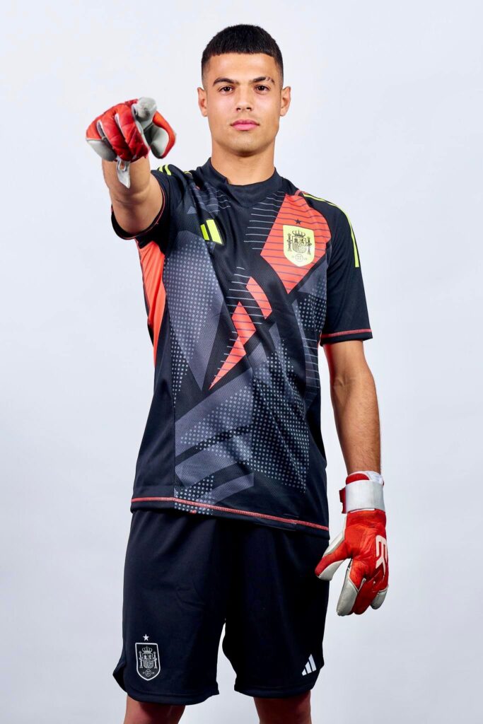Diego portero del Atletico de Madrid juvenil y de la selección española con unos guantes de la marca Elitekeepers