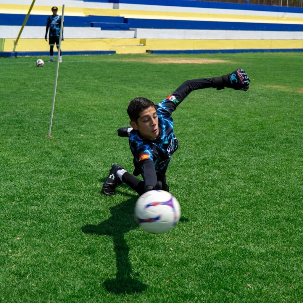 Portero de fútbol entrenando en la clínica de porteros Elitekeepers Guadalajara