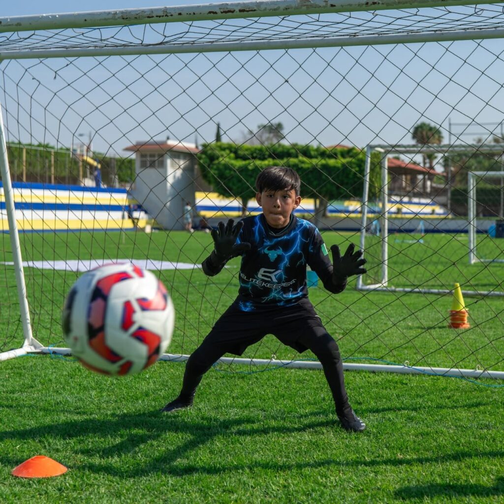 Portero de fútbol entrenando en la clínica de porteros Elitekeepers México